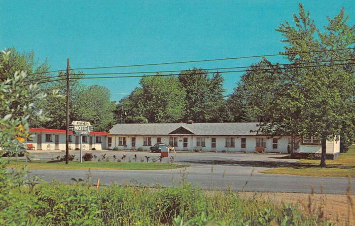 Portage Lake Motel (Wissners Motel, Sprengers Lakeview Motel) - Old Postcard View (newer photo)